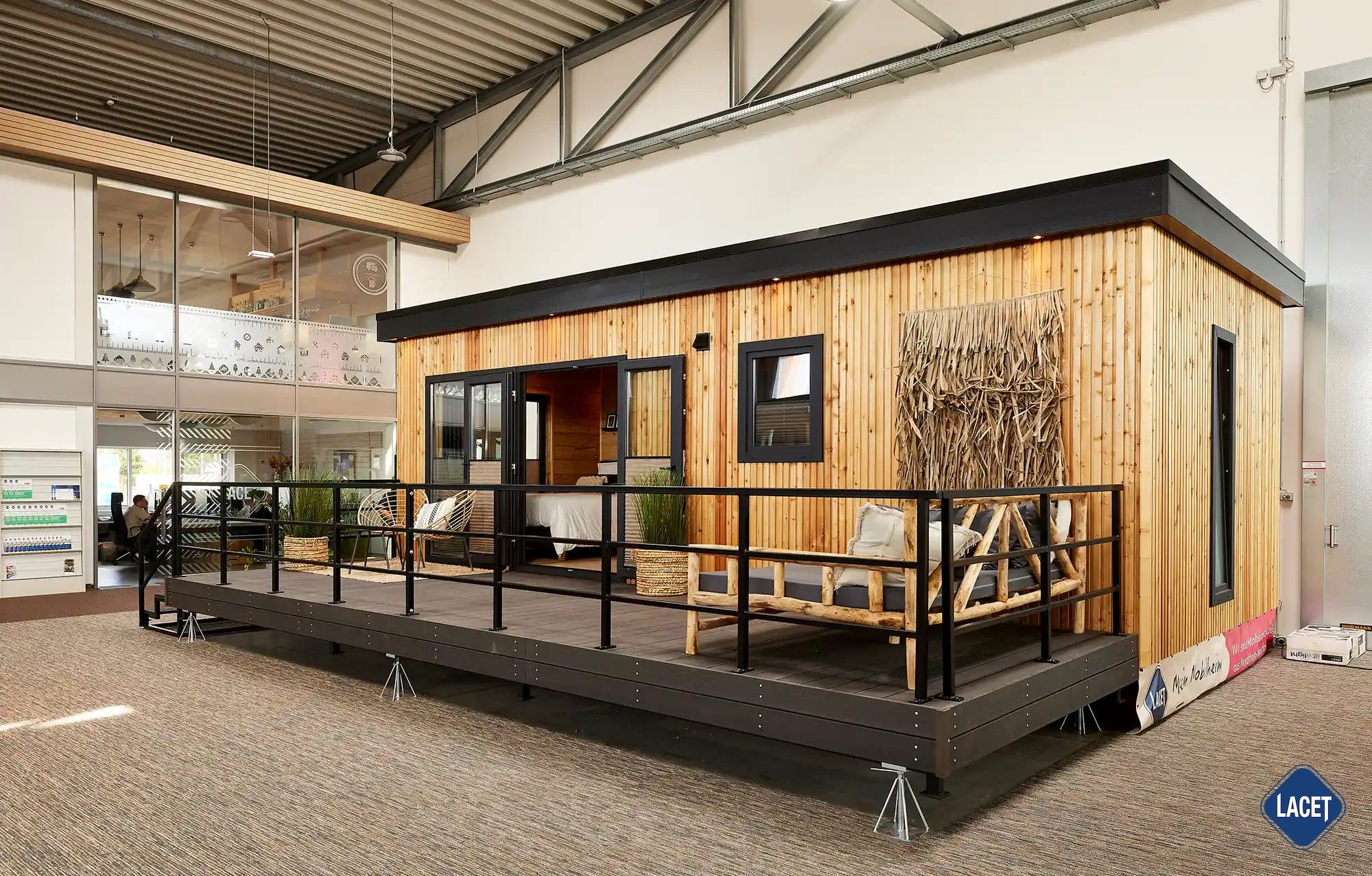 Modernes Minihaus mit Holzdesign und Panoramafenstern