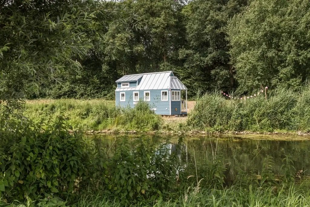 Minihaus auf Rädern in naturnaher Umgebung