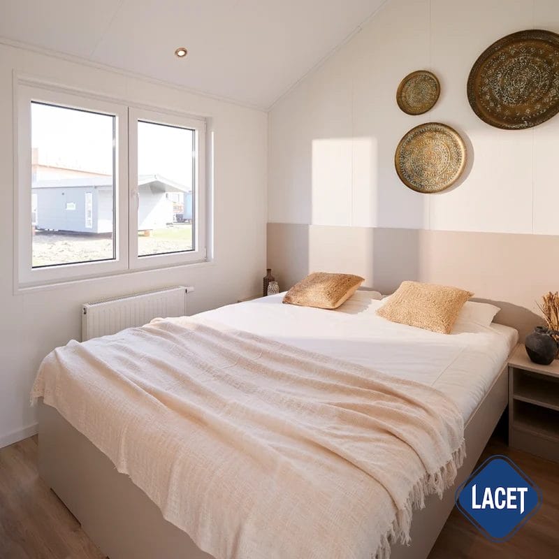 Ein Schlafzimmer mit einem Doppelbett in einem Haus auf Rädern