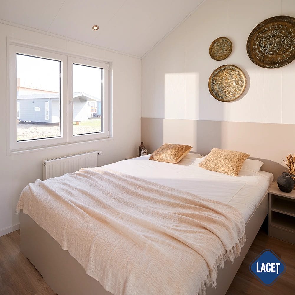 Ein Schlafzimmer mit einem Doppelbett