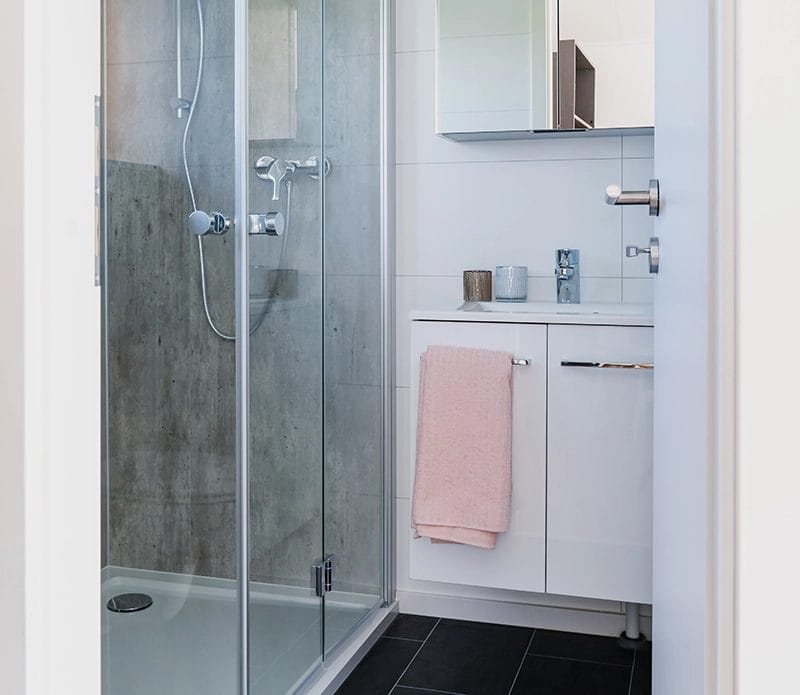 Chalet neu kaufen: Modernes Badezimmer mit Duschkabine aus Glas