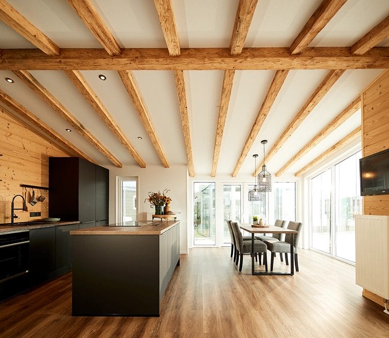 Moderne Küche und Essbereich mit freiliegenden Holzbalken an der Decke
