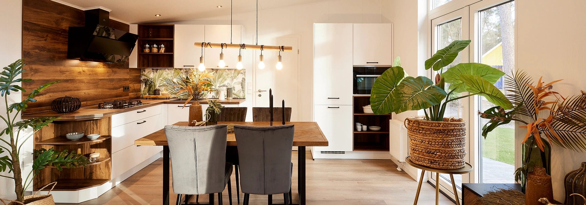 Moderne Küche und Essbereich mit Holz- und weißen Schränken im Mobilheim als Erstwohnsitz
