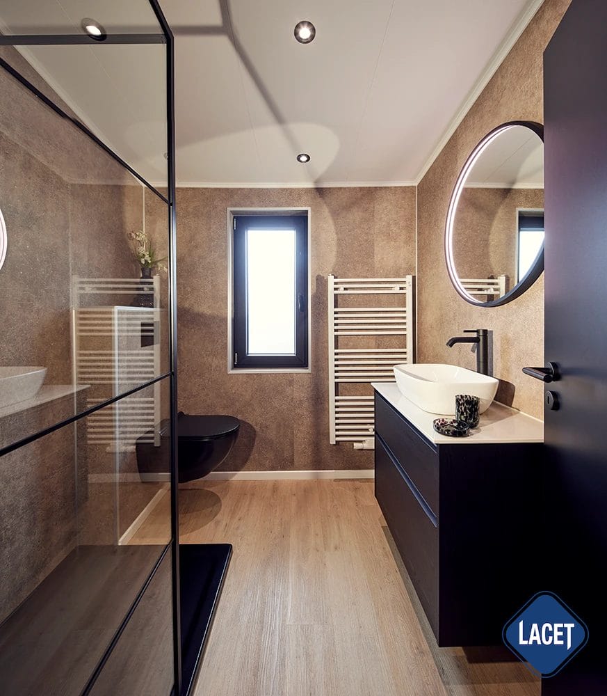 Badezimmer im Mobilheim Elano mit schwarzen Elementen
