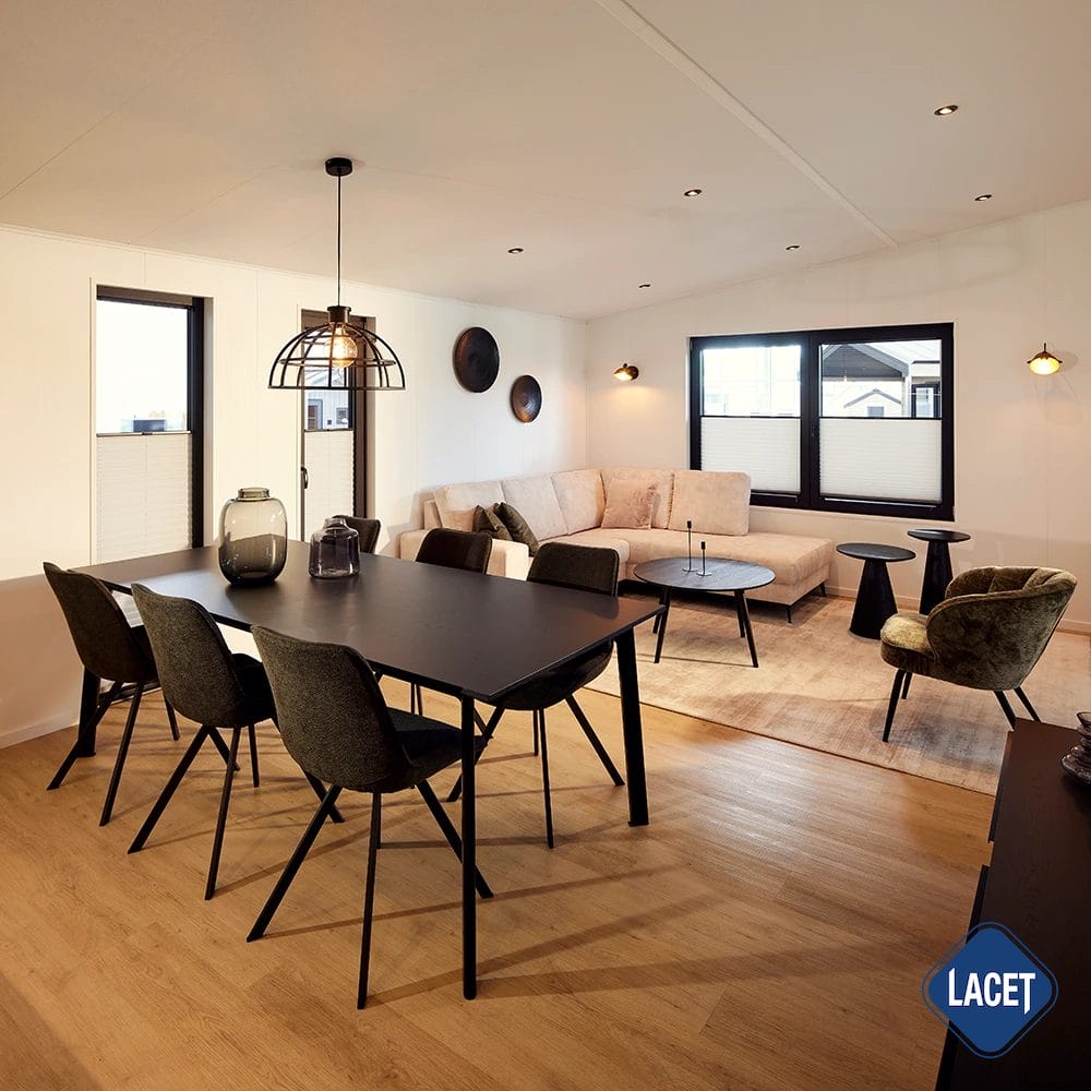 Mobilheim LACET Elano mit modernem Wohnzimmer im Showroom entdecken