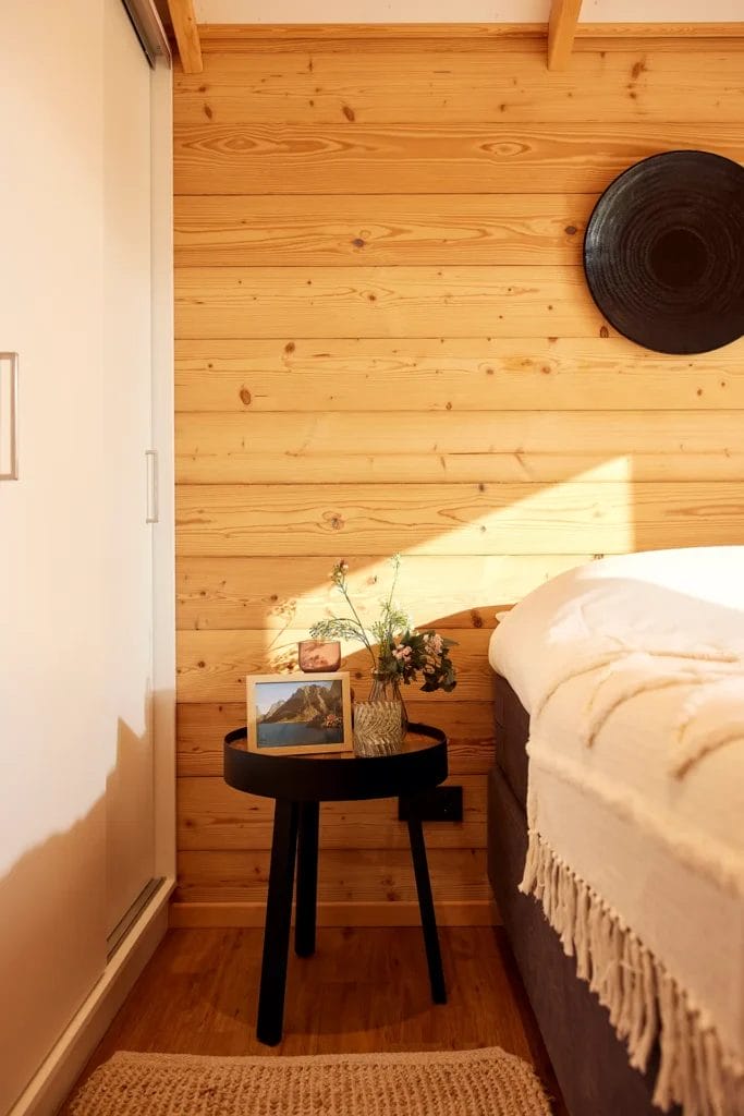 LACET Nordica Schlafzimmer mit großem Bett