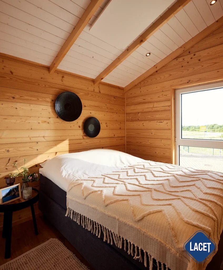 LACET Nordica Schlafzimmer mit Holzwand