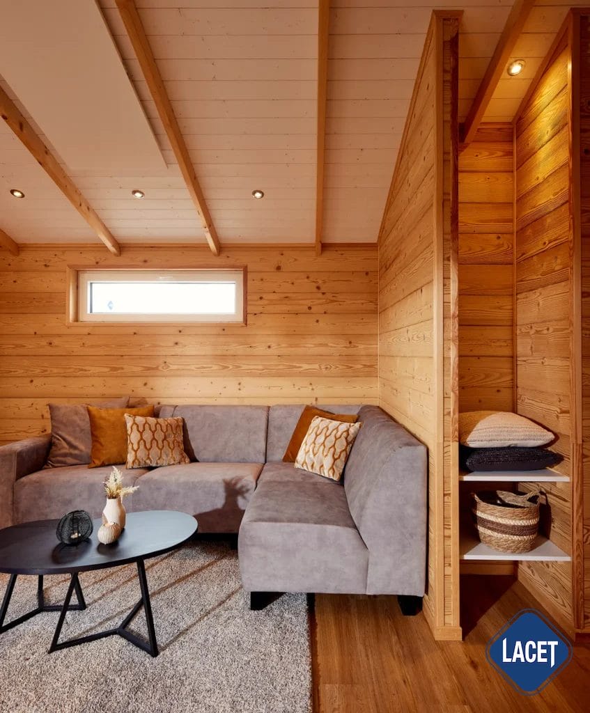 Wohnzimmer Chalet mit Holzwand