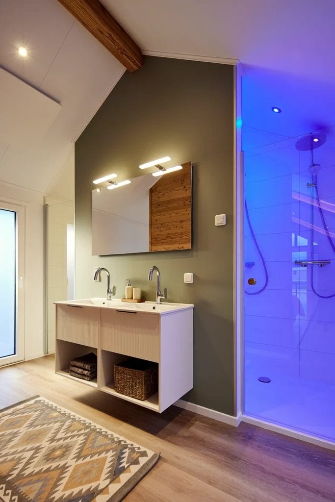 Badezimmer im Mobilheim mit Regendusche für zwei Personen