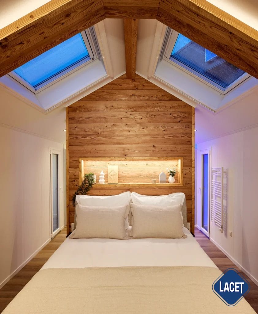 Schlafzimmer mit Blick in den Himmel dank VELUX Dachfenstern