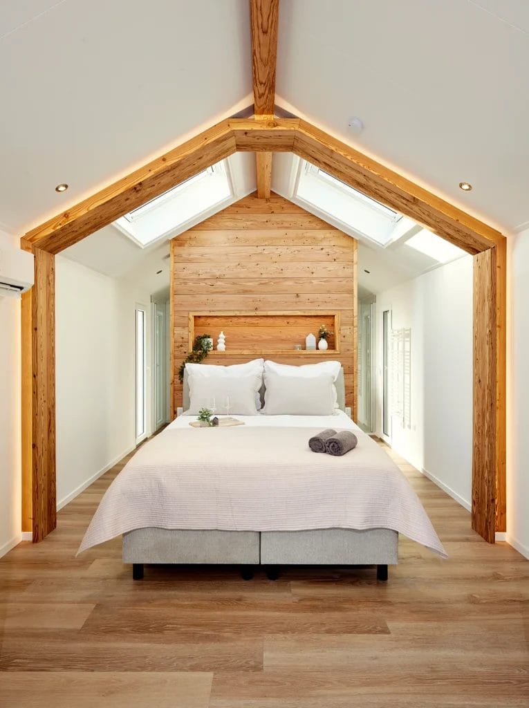 Schlafzimmer LACET Aiven mit Boxspringbett und Sky View
