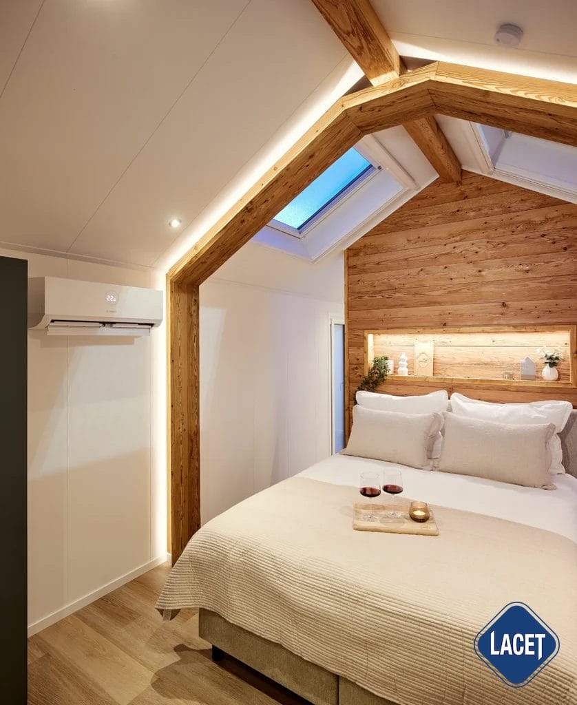 Wohlfühlambiente im Mobilheim LACET Aiven dank Holzelementen und Lichteffekten