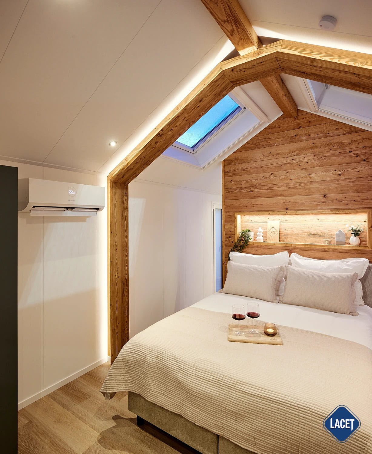 Wohlfühlambiente im Mobilheim LACET Aiven dank Holzelementen und Lichteffekten