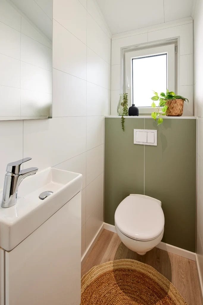 Separates WC mit Waschbecken im LACET Oregon