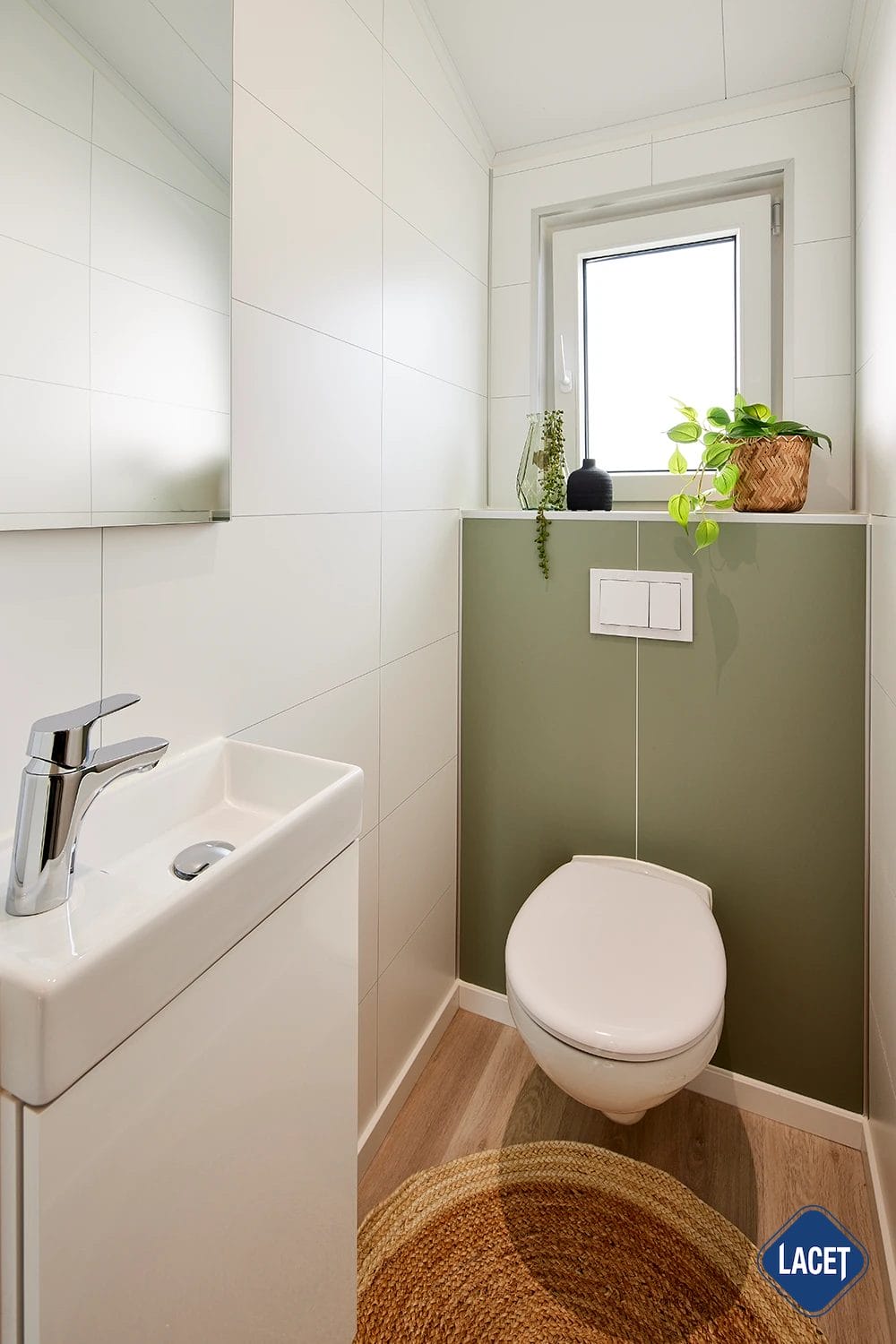 Separates WC mit Waschbecken im LACET Oregon