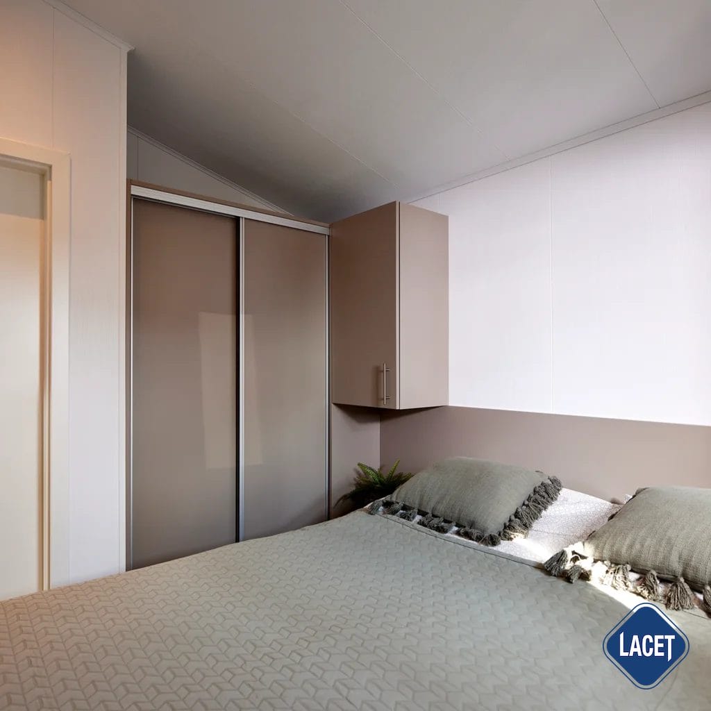 Schlafzimmer mit Schrank im Mobilheim LACET Oregon