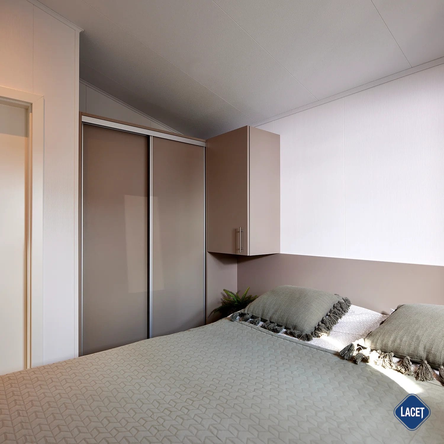 Schlafzimmer mit Schrank im Mobilheim LACET Oregon