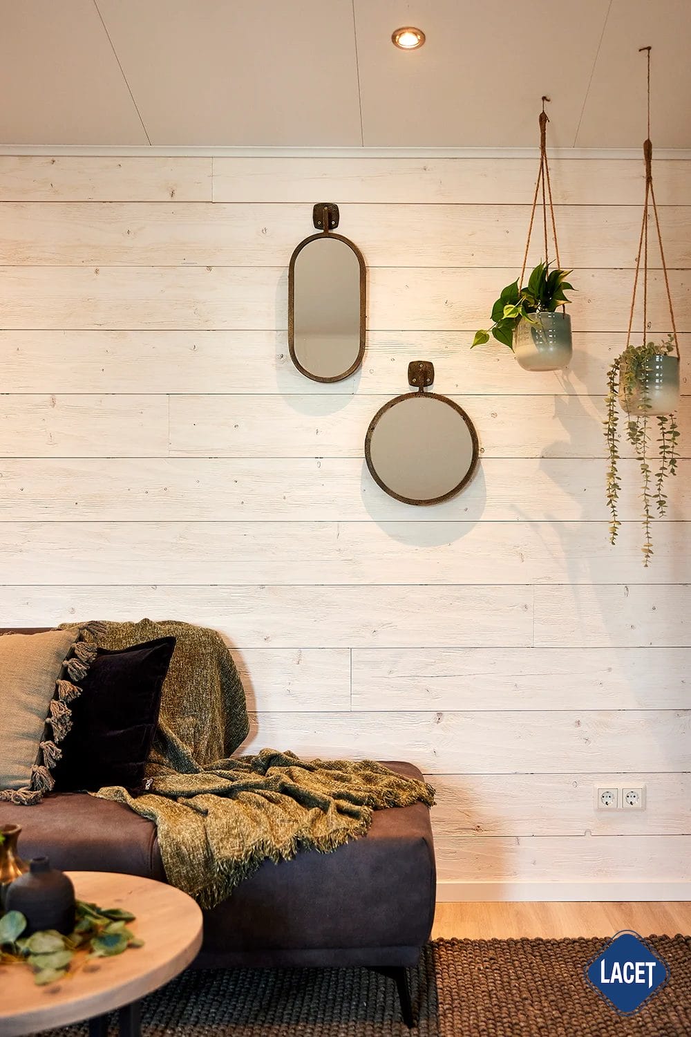 Echtholzwandakzente im Wohnzimmer des Mobilheims Oregon